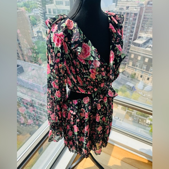 🆕 AMUR 🧿 X REVOLVE NWOT Sleeveless V Neck Pleat Floral Romper Size 8 - Picture 5 of 16
